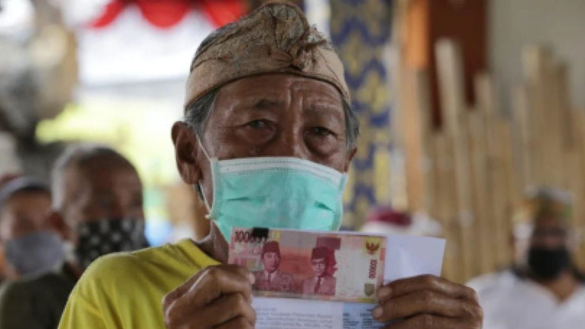 Ilustrasi: Penyaluran bantuan sosial kepada penerima manfaat.