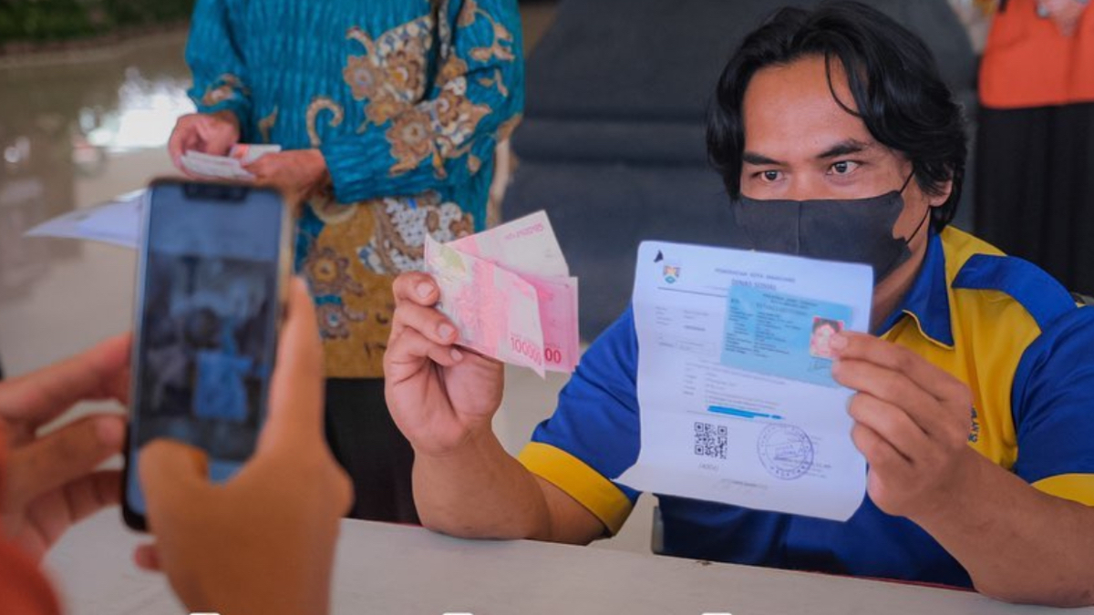 Ilustrasi: Penyaluran bantuan sosial (bansos) kepada para penerima manfaat atau KPM.&nbsp;