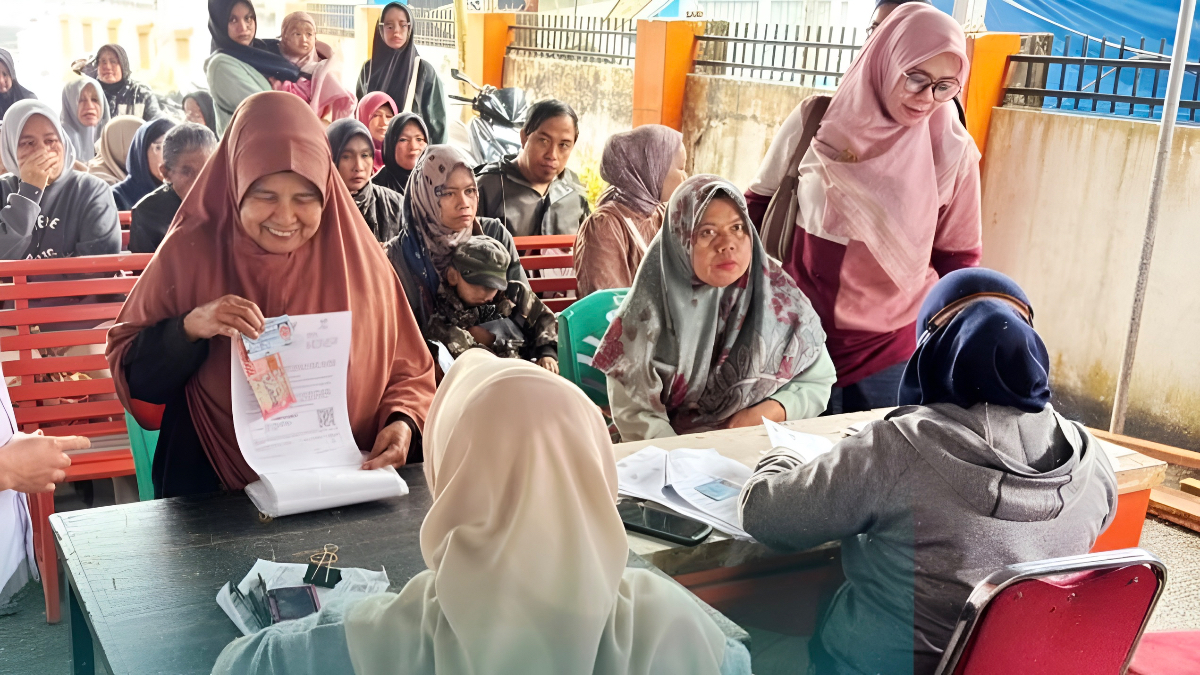 Ilustrasi: Penyaluran bantuan sosial (bansos) kepada KPM.&nbsp;