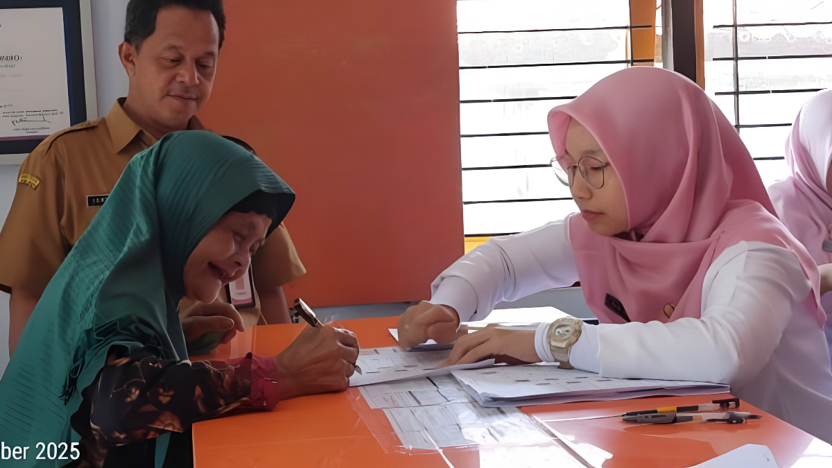 Ilustrasi: Penyaluran bantuan sosial (bansos) kepada masyarakat penerima manfaat.