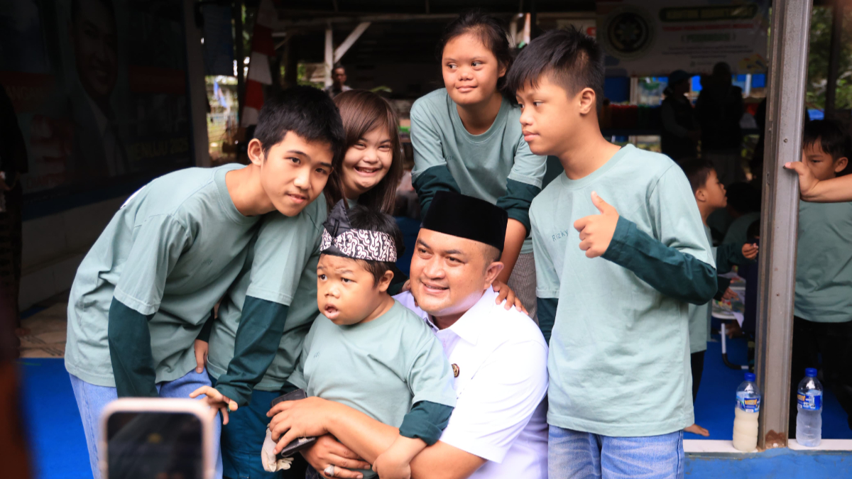 Bupati Bogor Rudy Susmanto bersama peserta didik Sekolah Alam Disabilitas Cibinong.&nbsp;