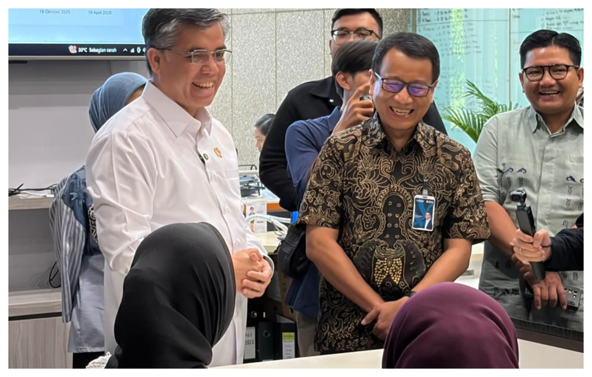 Menteri Ketenagakerjaan Yassierli dalam kunjungan kerja ke Kantor Pusat BNI di Jakarta, Jumat 28 November 2025.
