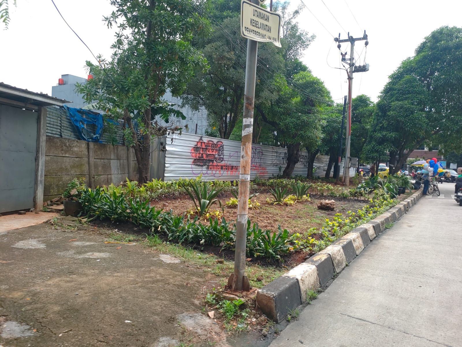 Penampakan Bangli dan lapak PKL di GDC yang sudah dibongkar Satpol PP Kota Depok, kini mulai ditata menjadi taman.