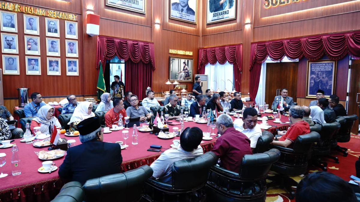 Rapat strategis bersama perangkat daerah terkait di Ruang Soekarno-Hatta, Pendopo Bupati Bogor pada Jumat, 28 November 2025.