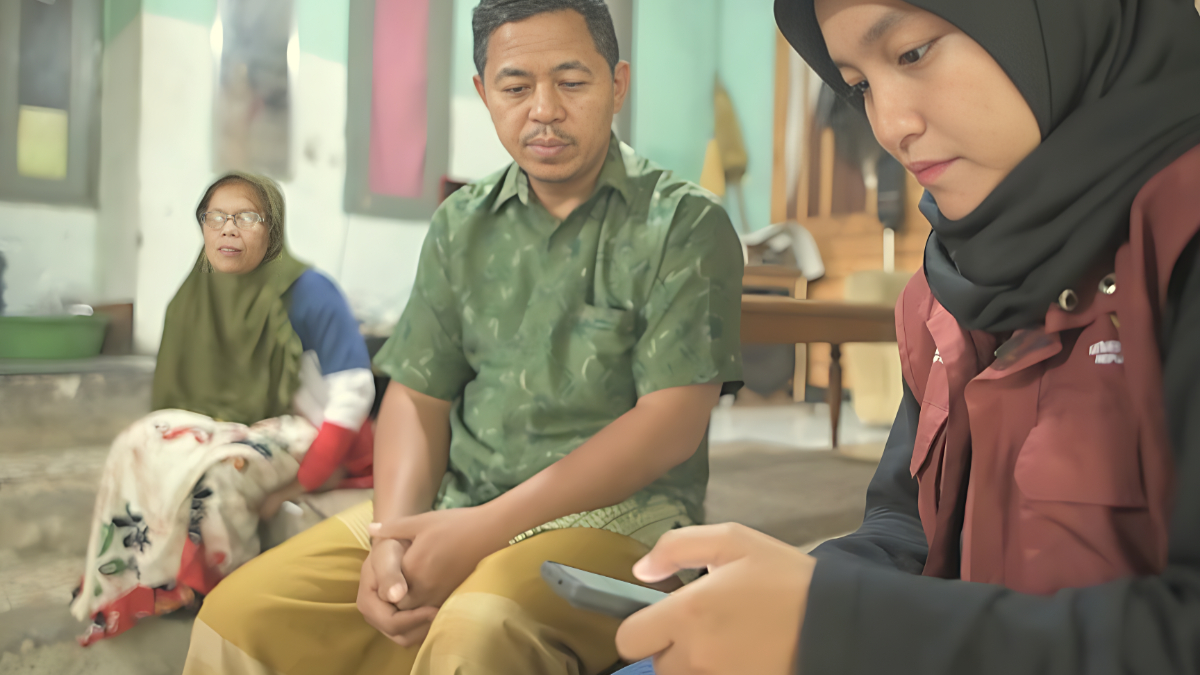 Dengan teliti petugas mendata penerima Bansos.
