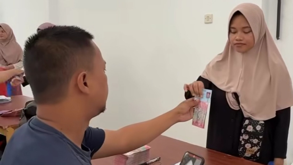 Ilustrasi: Penyaluran bantuan sosial (bansos) kepada para penerima manfaat atau KPM.
