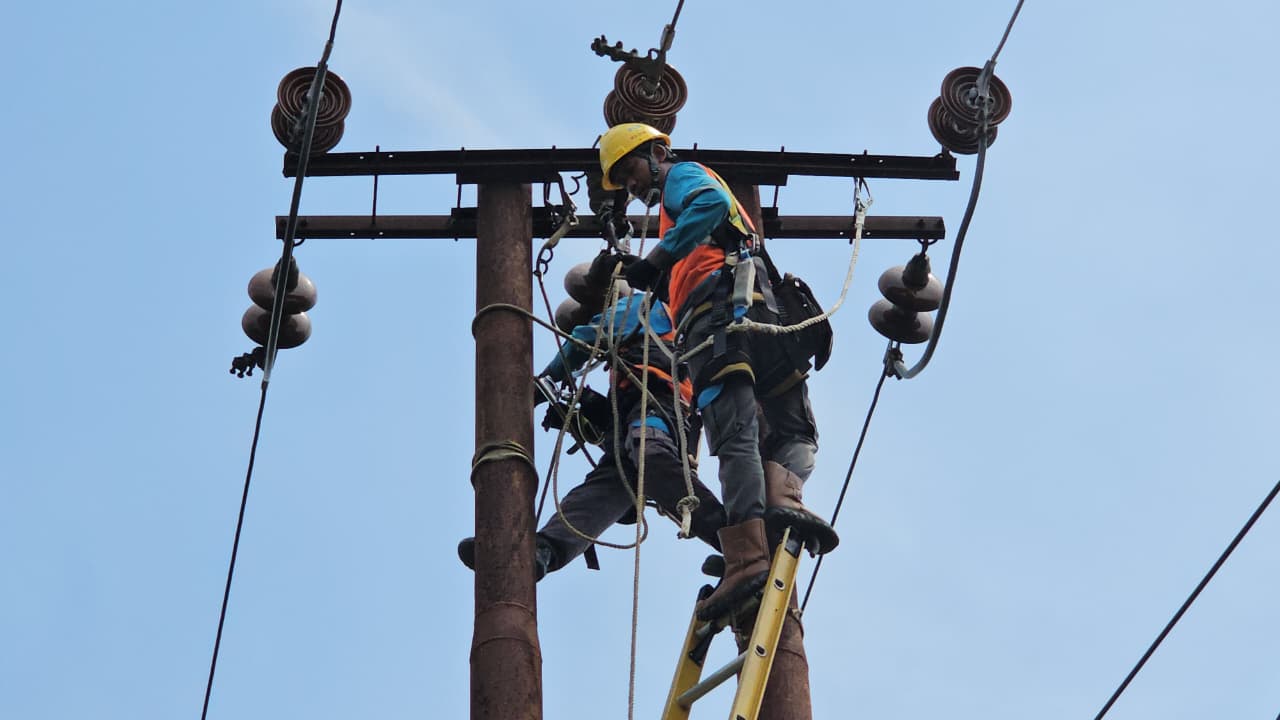 Petugas PLN UP3 Gunung Putri bersama ULP Jonggol, saat melaksanakan kegiatan Grebek Penyulang di Desa Antajaya, Kecamatan Jonggol, Kabupaten Bogor.