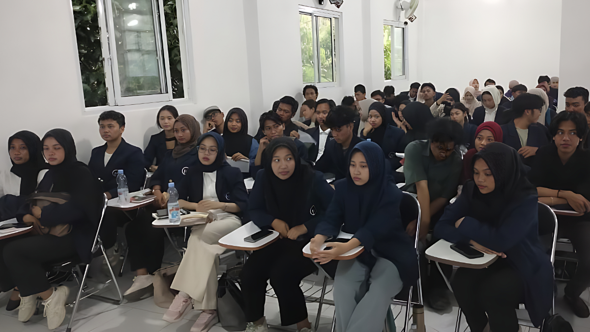 Para mahasiswa ITB Vinus Bogor yang mendapatkan beasiswa sedang menyimak materi.