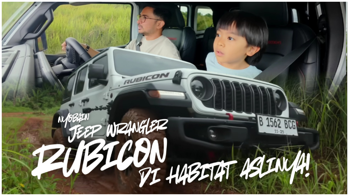 Youtuber&nbsp;Den Dimas saat mencoba Jeep Wrangler Rubicon terbaru.