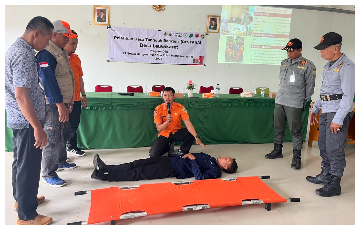 PT Solusi Bangun Indonesia, saat memberikan pelatihan siaga bencana kepada warga Desa Leuwikaret, Kabupaten Bogor.
