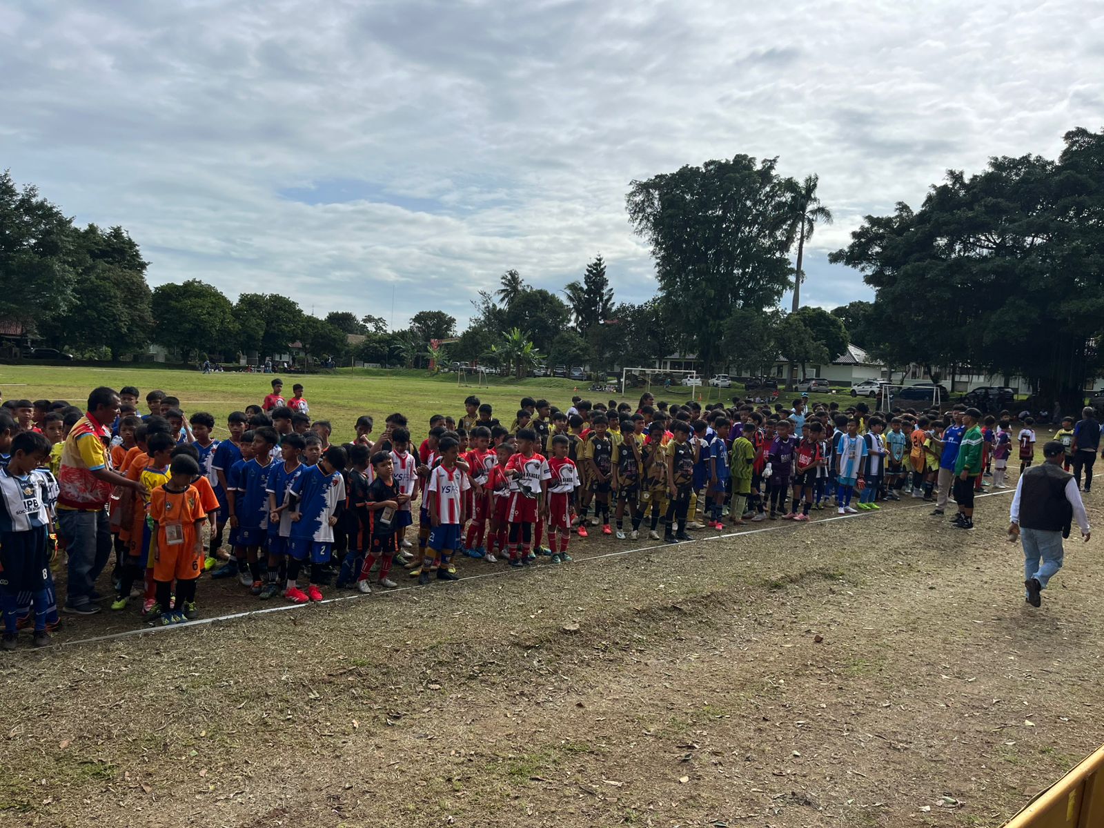 Para peserta Rahmad Darmawan Football Competition di Lapangan Pusdikzi Lawanggintung, Kota Bogor, Sabtu 29 November 2025.