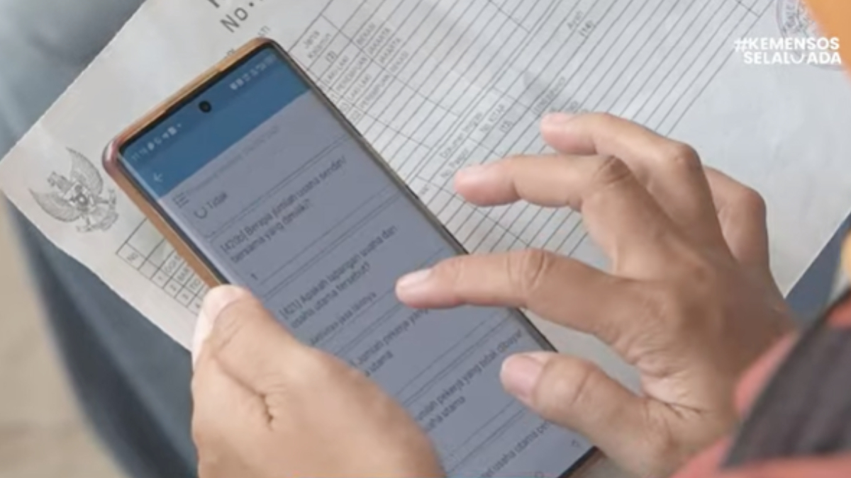 Ilustrasi: Pengecekan penerima bantuan sosial (bansos).