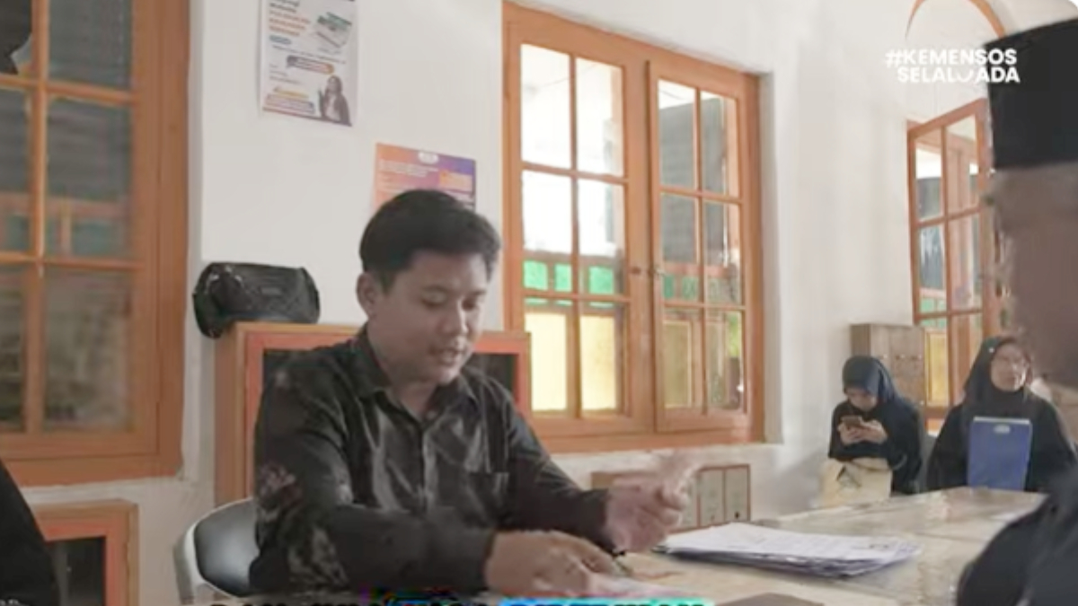 Ilustrasi: Penyaluran bantuan sosial (bansos) kepada para penerima manfaat atau KPM.