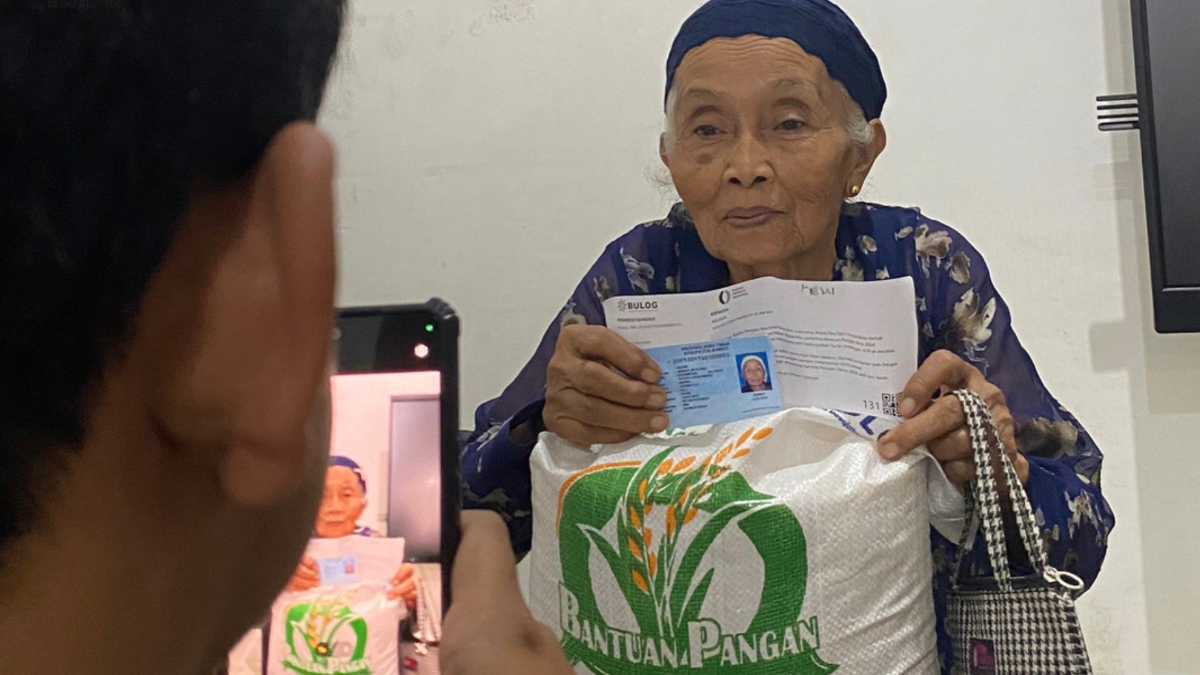 Ilustrasi: Penyaluran bantuan sosial (bansos) kepada masyarakat penerima manfaat.