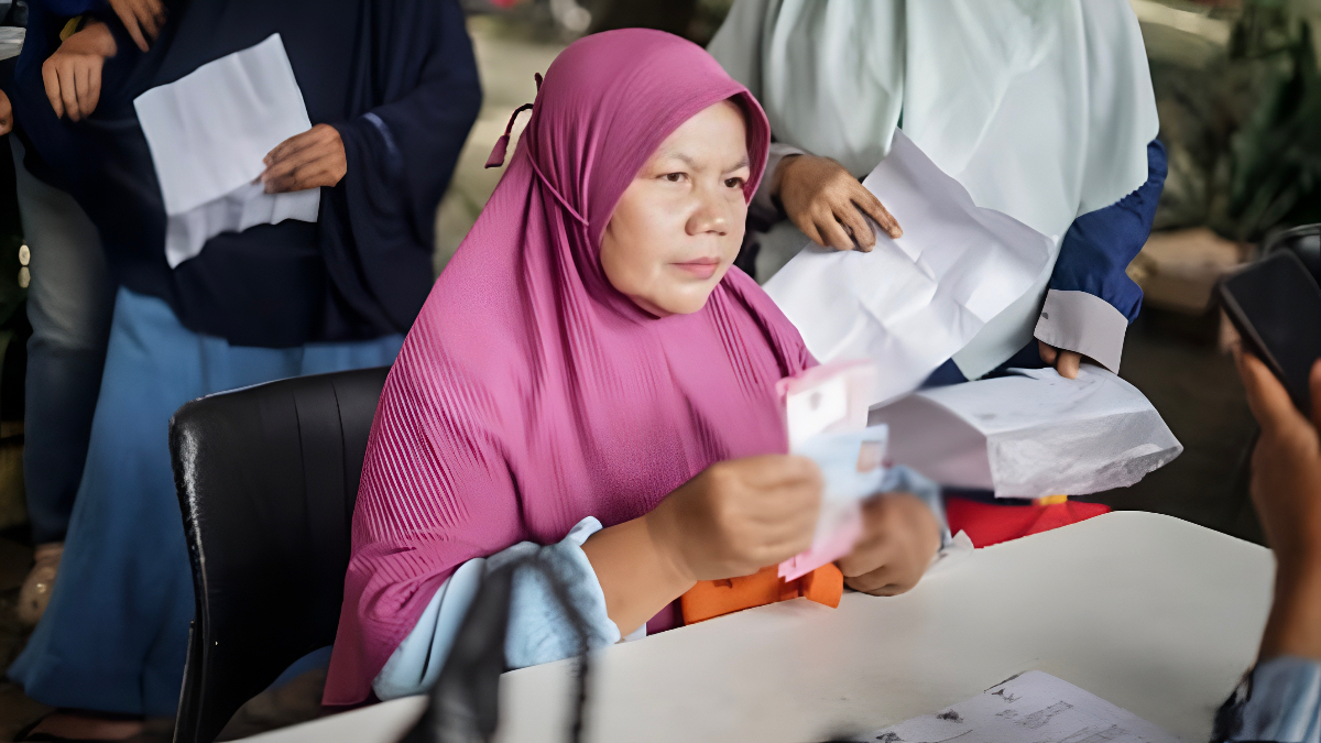 Ilustrasi: Penyaluran bantuan sosial (bansos) kepada para penerima manfaat atau KPM.