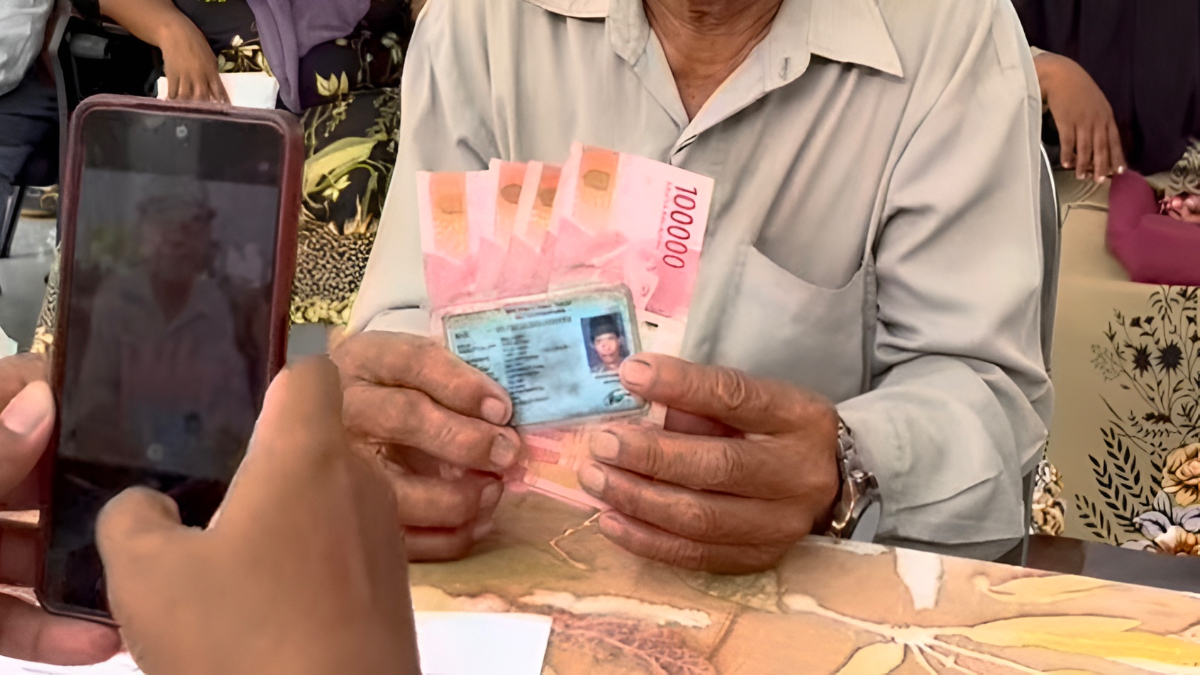 Ilustrasi: Penyaluran bantuan sosial (bansos) kepada para penerima manfaat atau KPM.&nbsp;