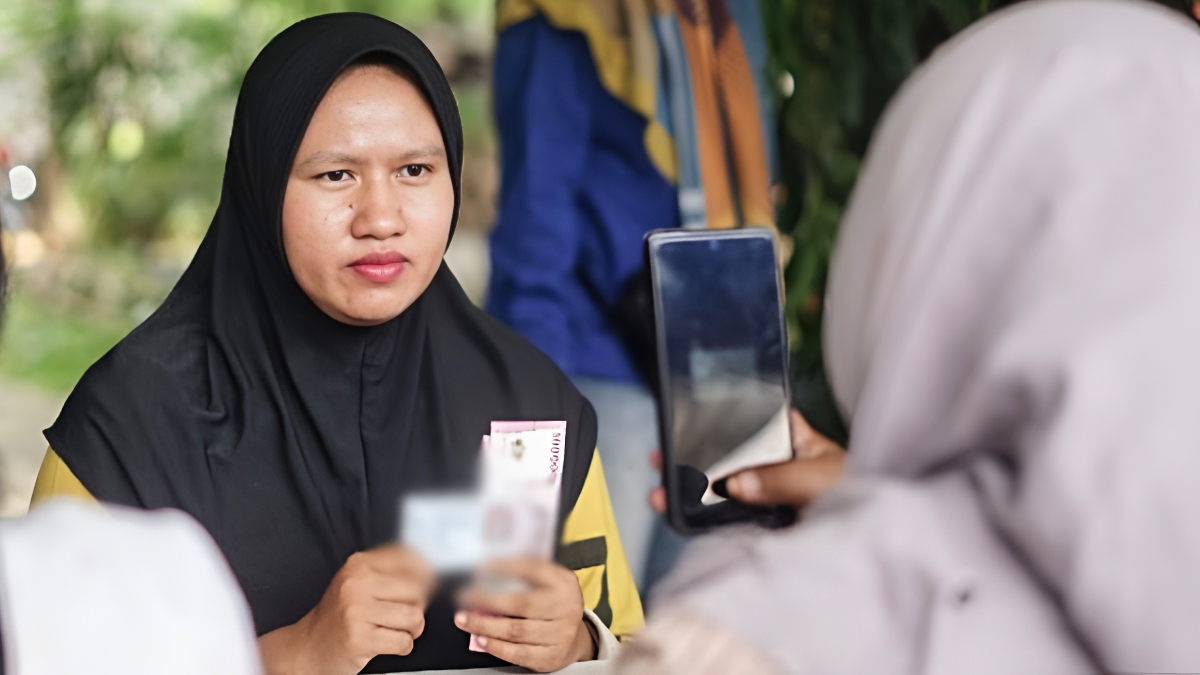 Ilustrasi: Penyaluran bantuan sosial (bansos) kepada masyarakat penerima manfaat.