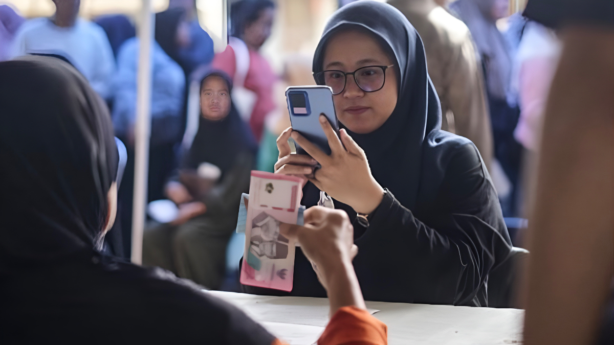 Penyaluran bantuan sosial (bansos) kepada para penerima manfaat atau KPM.