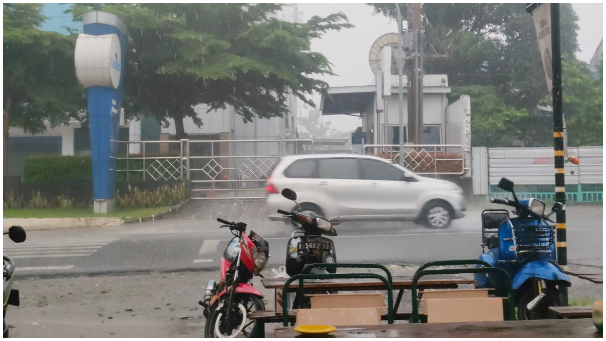 Hujan deras di kawasan Jalan Kalimulya Kota Depok Sabtu 29 November 2025 sore.