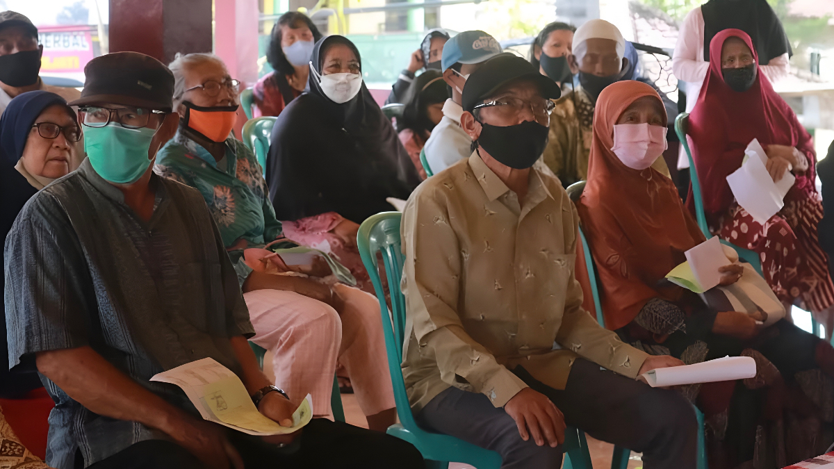 Ilustrasi KPM sedang mengikuti acara penyaluran bansos