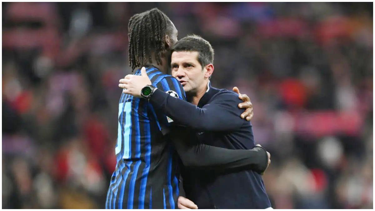 Cristian Chivu berbicara dengan Aurel Bisseck usai Inter Milan kalah 2-1 dari Atletico Madrid.