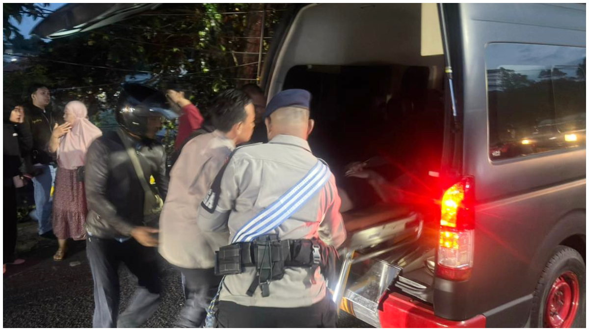 Anggota Brimob yang tengah membantu proses evakuasi korban laka lantas di Kedung Halang Bogor.