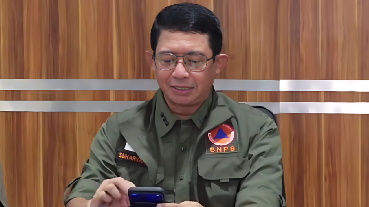 Kepala BNPB, Letjen TNI Suharyanto memberikan keterangan terkait bencana di Sumatera kepada wartawan.