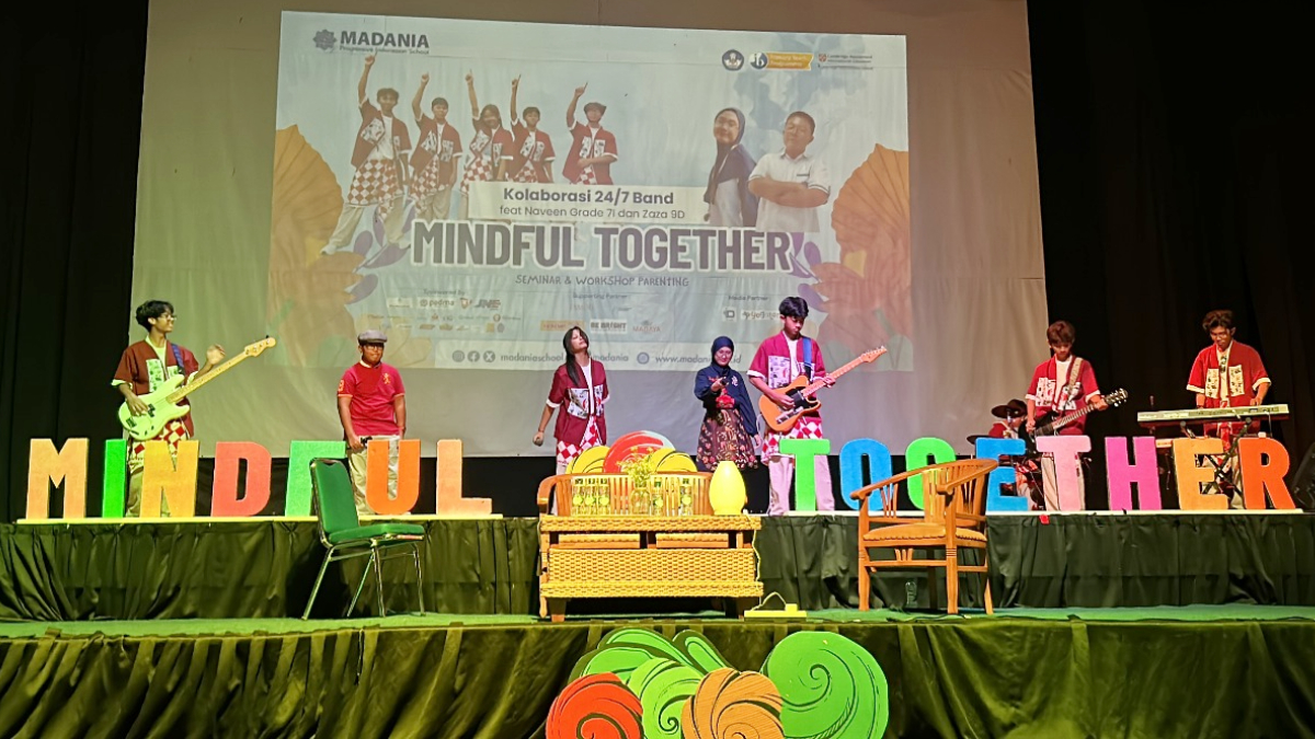 Penampilan kolaborasi band 24/7 bersama siswa di acara puncak Madania Festival di Gedung Eropa Sekolah Madania, Kemang, Kabupaten Bogor.