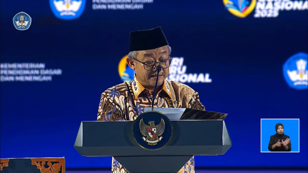 Menteri Pendidikan Dasar dan Menengah (Mendikdasmen) Abdul Mu&rsquo;ti saat menyampaikan laporan di puncak peringatan Hari Guru Nasional 2025.&nbsp;