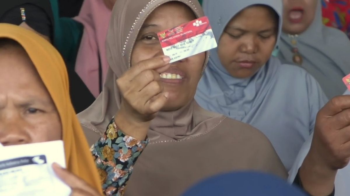 Para penerima manfaat Bansos memperlihatkan KKS.
