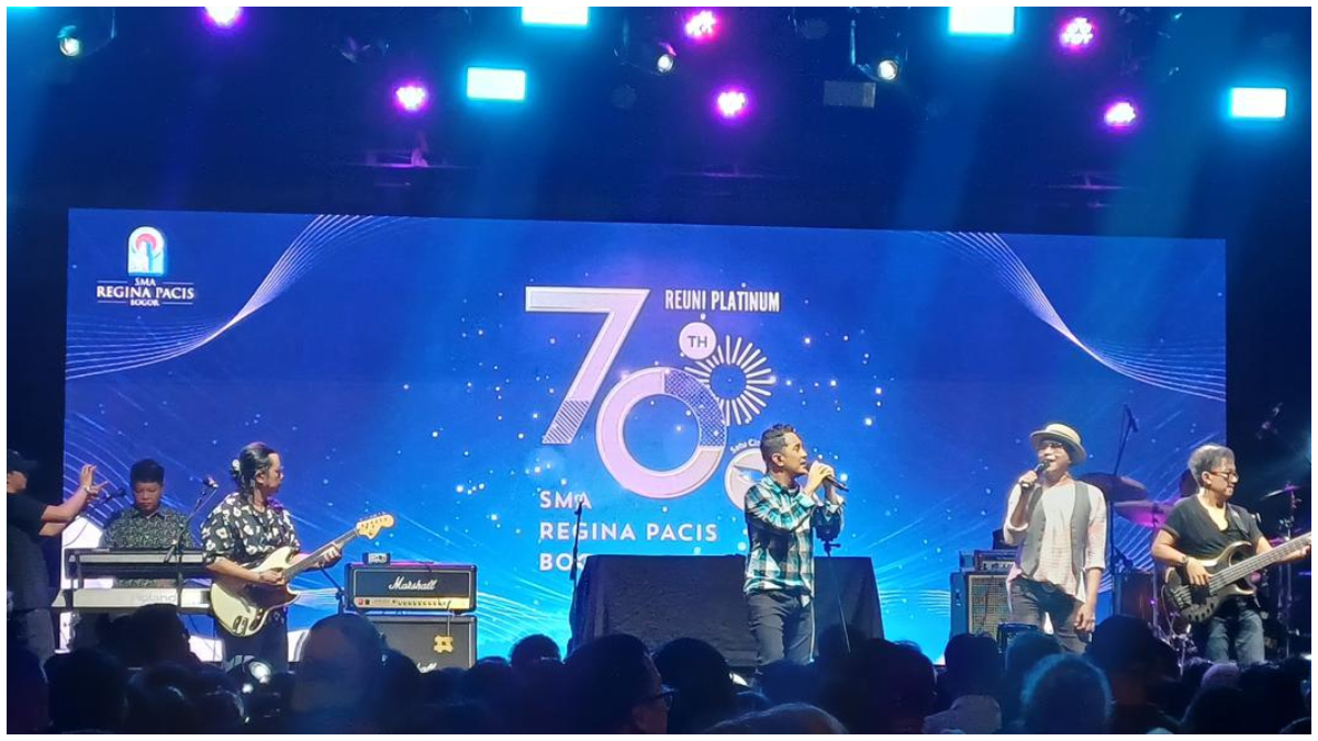 Band legendaris Java Jive saat tampil di acara Puncak Perayaan 70 tahun SMA Regina Pacis Bogor.