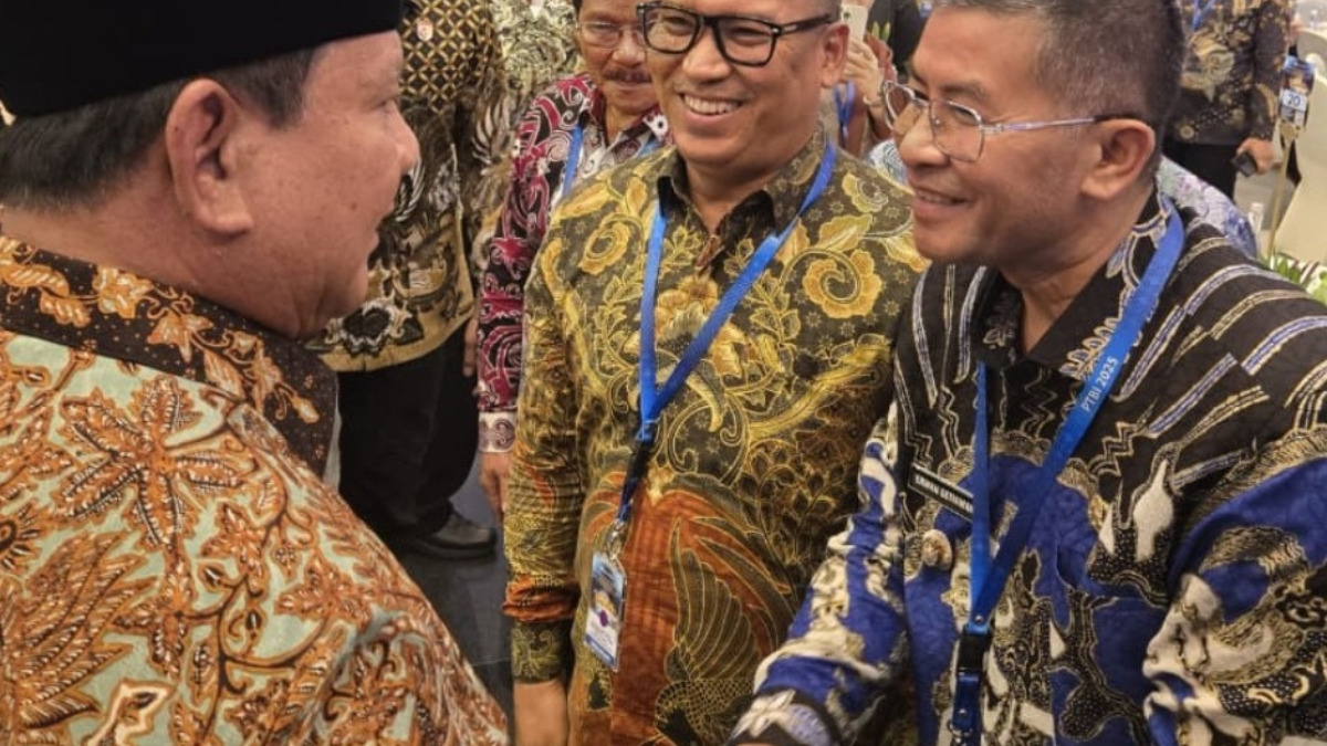 Wakil Gubernur Jawa Barat, Erwan Setiawan, berjabat tangan dengan Presiden Prabowo Subianto