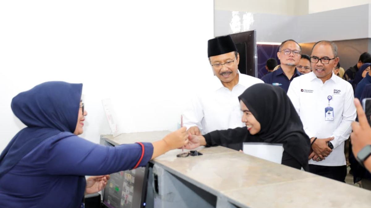 Menteri Sosial Saifullah Yusuf (Gus Ipul) saat berkunjung ke salah satu kantor pos
