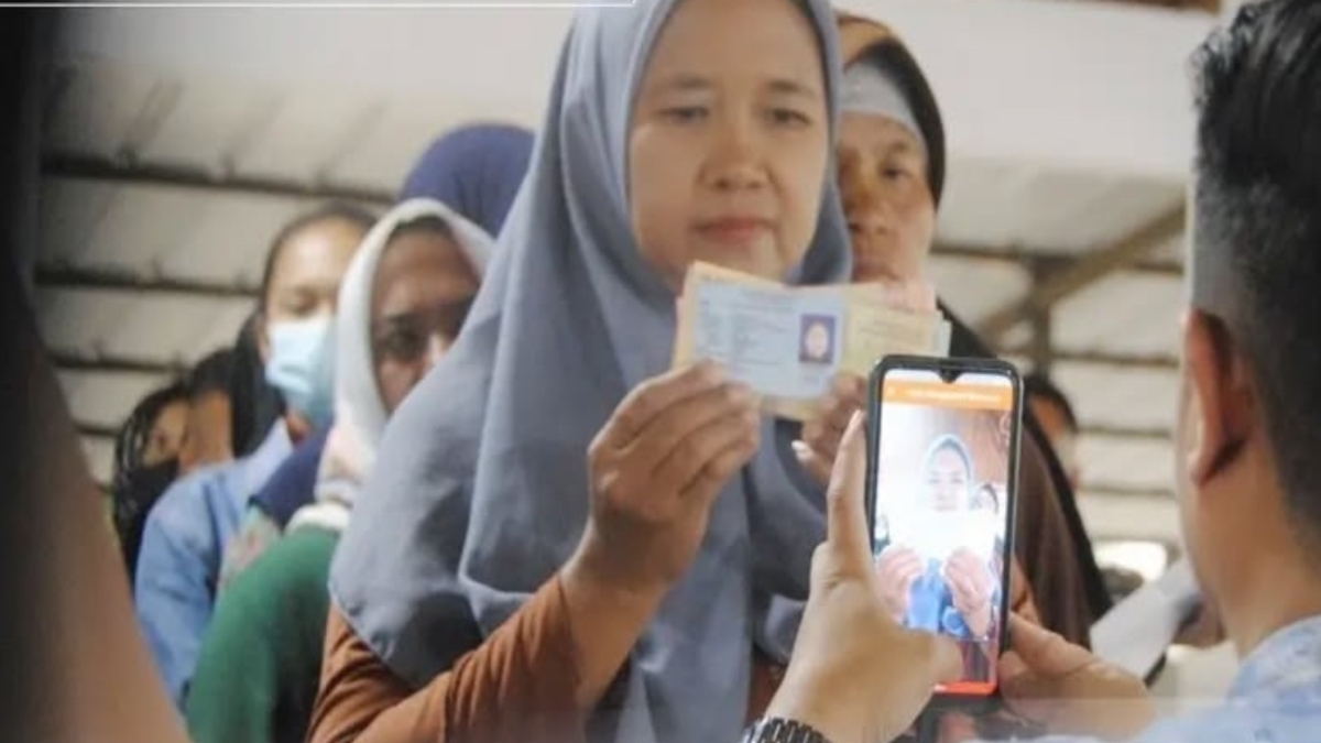 Ilustrasi: Penyaluran bantuan sosial (bansos) kepada masyarakat penerima manfaat.