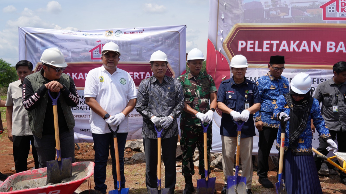 Peletakan batu pertama pembangunan Koperasi Kelurahan Merah Putih di Pakansari, Cibinong, Kabupaten Bogor.