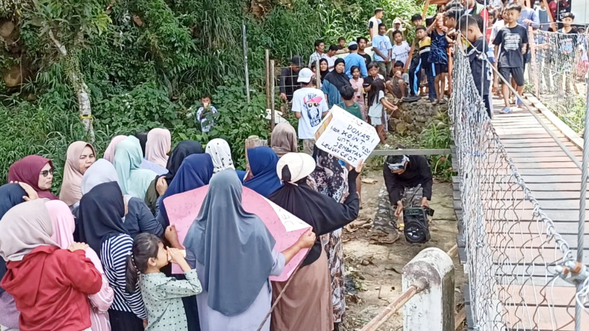 Warga Kampung Cijulang, Desa Kopo, Cisarua mendesak Pemkab Bogor membangun Jembatan Cijulang yang terputus pada Maret 2025 lalu.