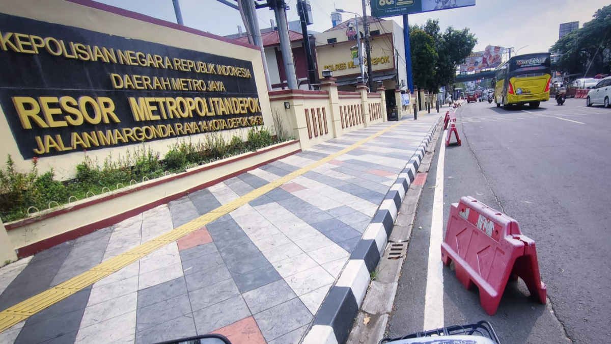 Polres Metro Depok menerima berbagai aduan masyarakat melalui layanan call center.