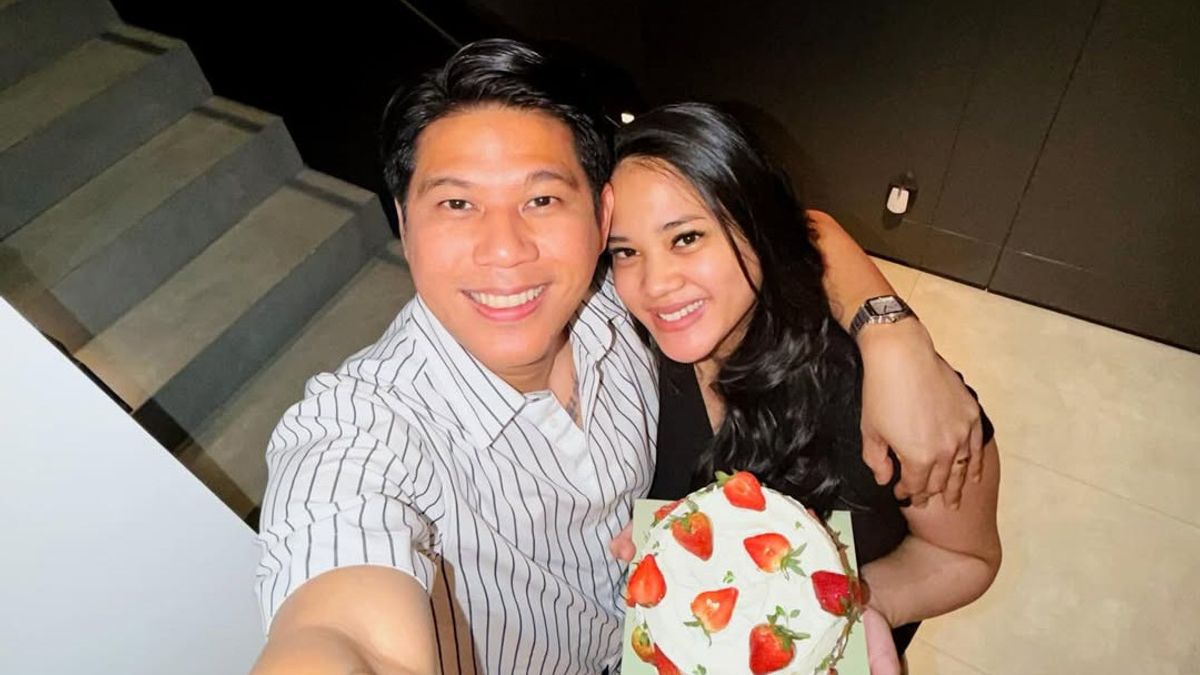Nino Kayam atau Nino RAN, umumkan kelahiran anak perempuan pertamanya.