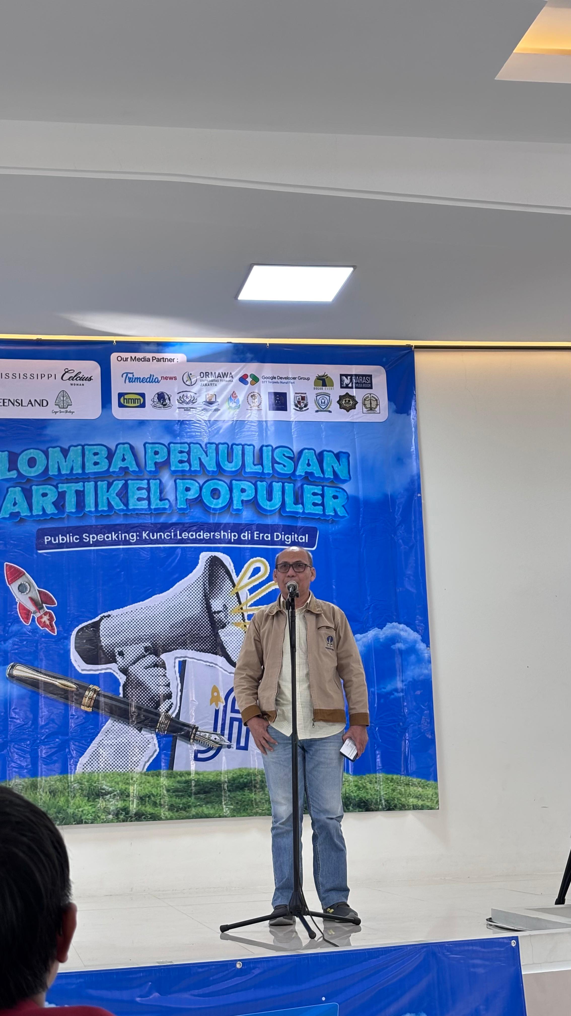Direktur UT Bogor, Drs. Enang Rusyana, M.Pd, sedang memberikan sambutan sekaligus membuka acara JFF 2025, di Auditorium Al-Izza, SMK Pembangunan Kota Bogor.