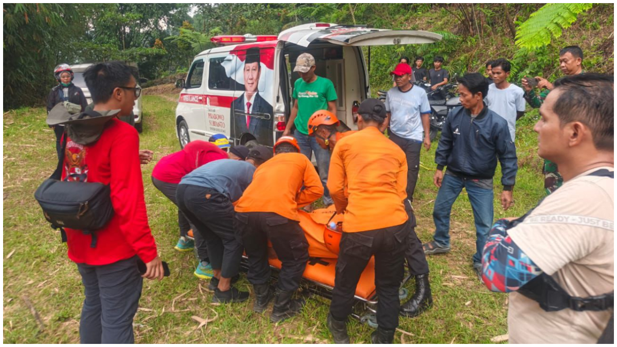 Petugas saat mengevakuasi ASN Kabupaten Bogor yang meninggal dunia di Bukit Paniisan, Babakan Madang.