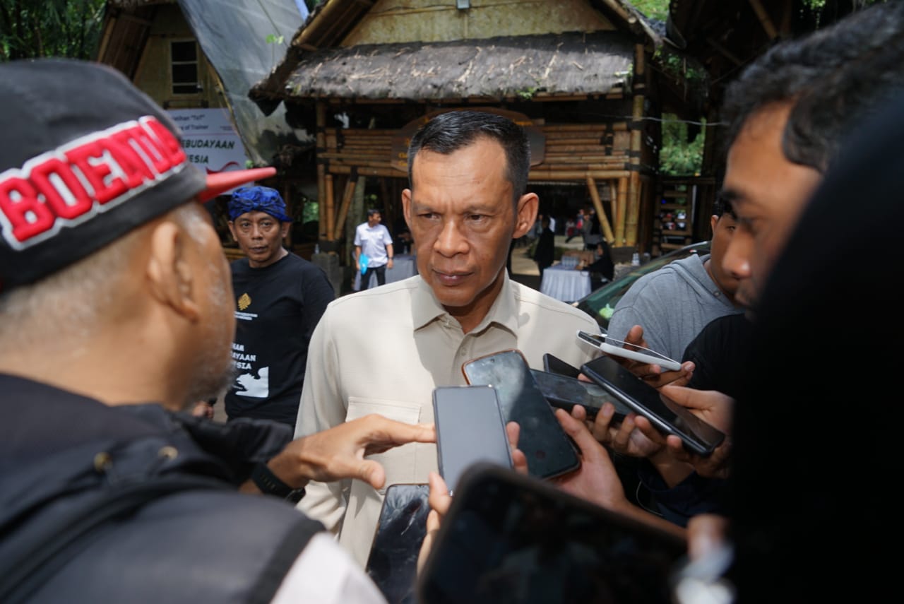 Wakil Bupati Bogor Ade Ruhandi, saat memberikan keterangan pers.