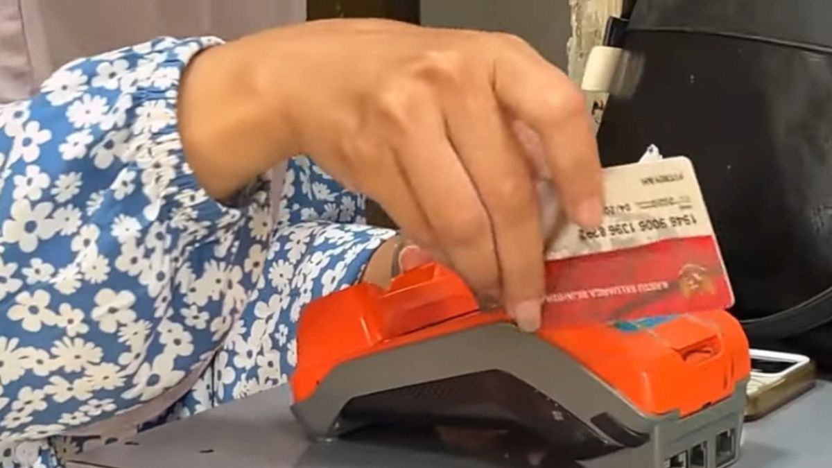 Ilustrasi: Penyaluran bantuan sosial (bansos) kepada para penerima manfaat atau KPM.