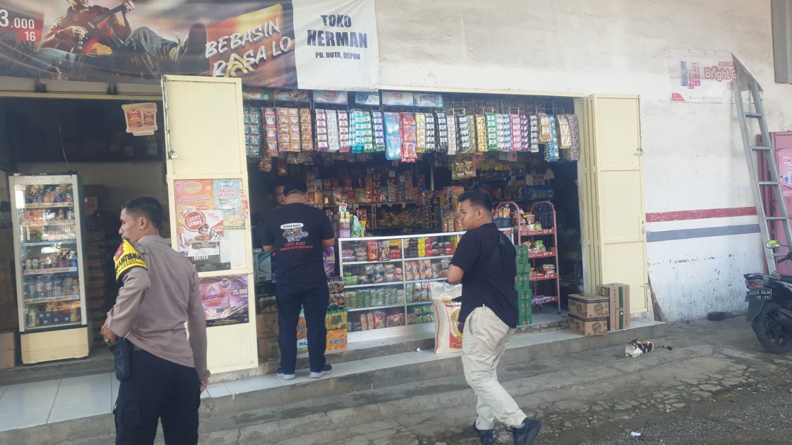 Angota Polsek Cimanggis datangi TKP toko sembako di Kota Depok yang dibobol maling bermobil.