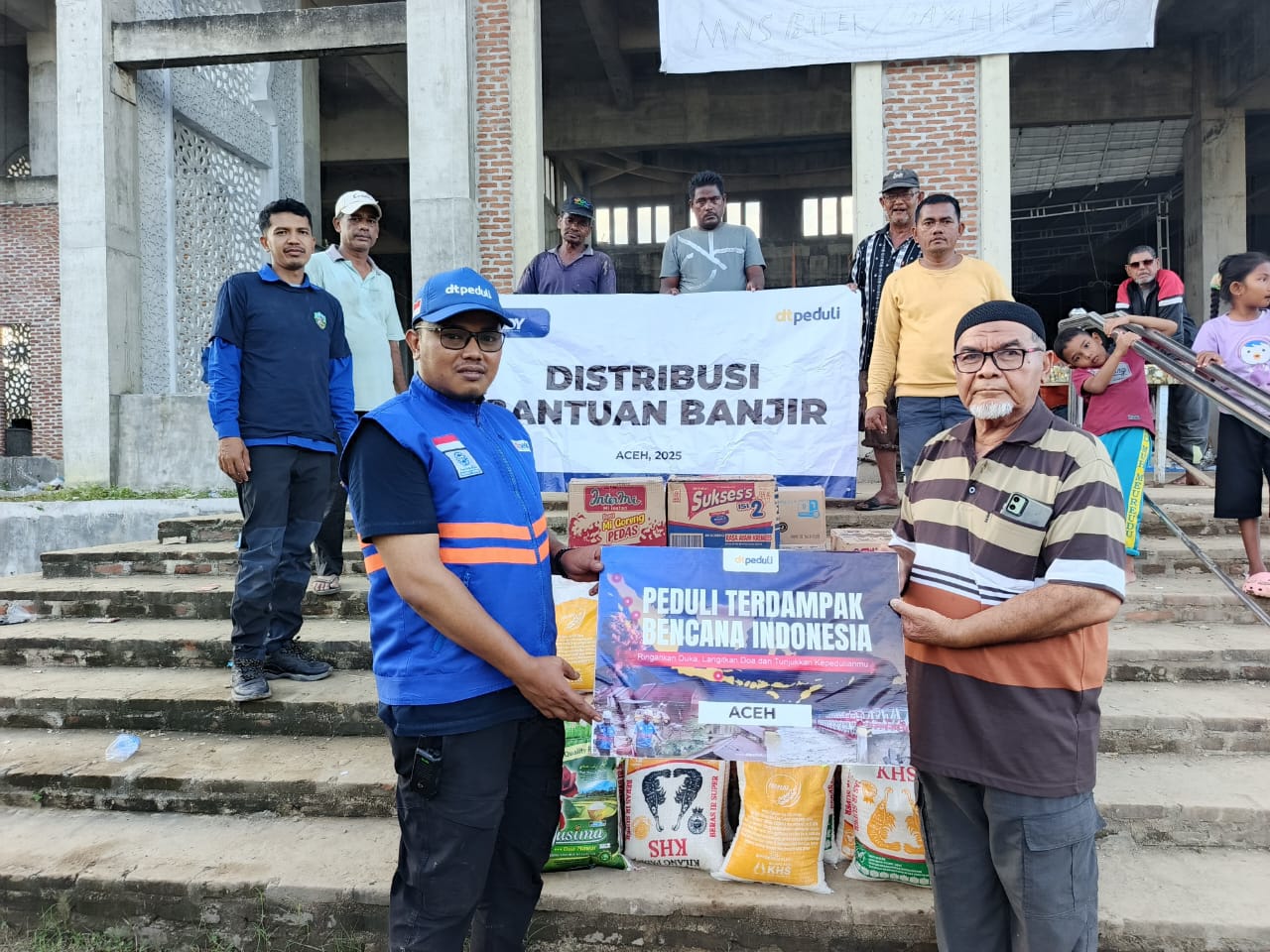 Relawan Destana  Bantarsari Bogor dan DT Peduli menyalurkan bantuan logistik untuk warga terdampak di Aceh.