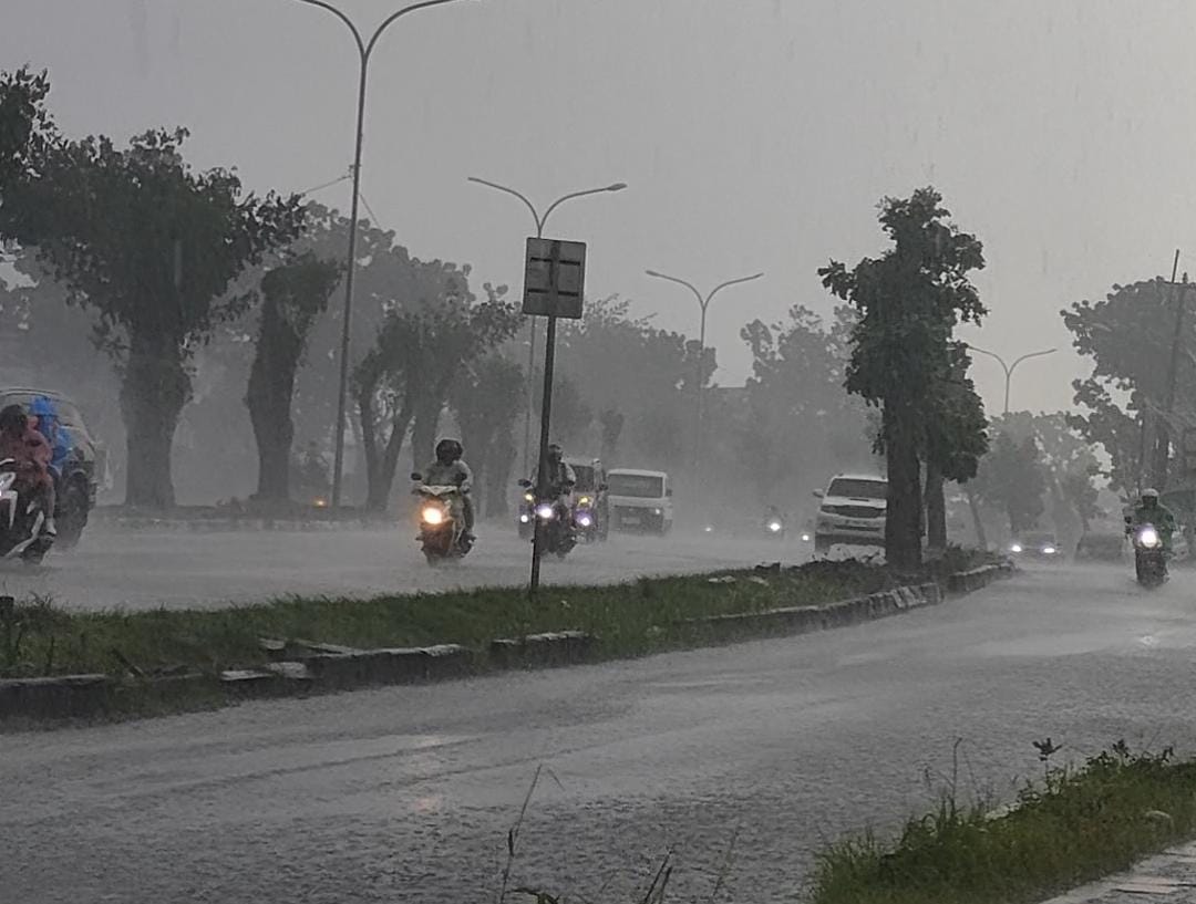 Hujan deras disertai sertai angin kencang melanda Bojonggede, Kabupaten Bogor, Senin 1 Desember 2025.