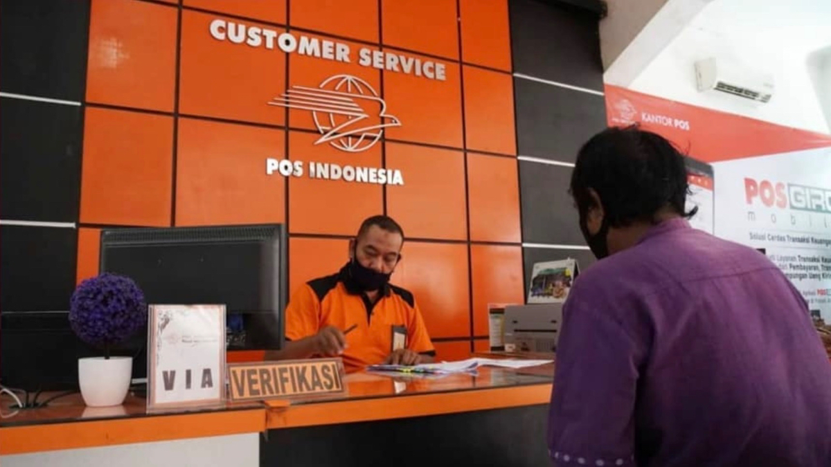 Ilustrasi pengambilan bansos PKH BPNT di Kantor Pos.