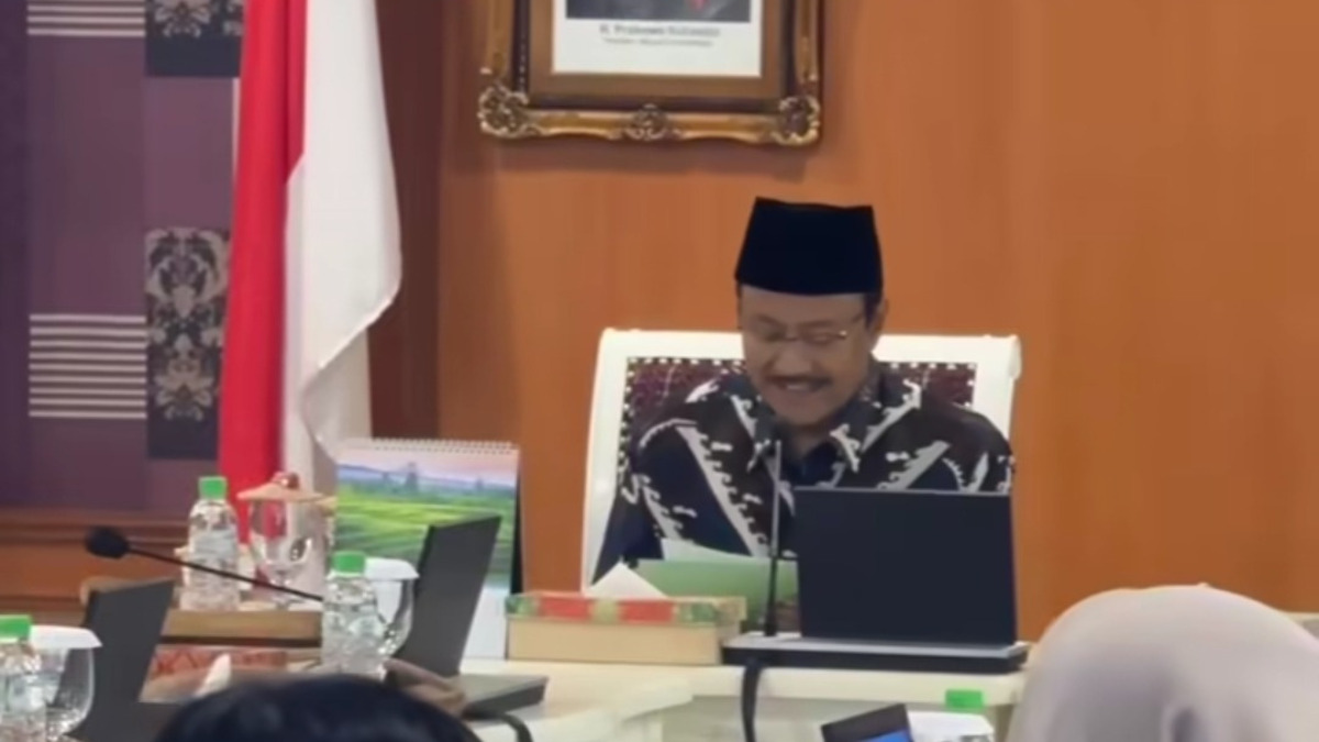 Ilustrasi Kemensos Saifullah Yusuf dalam rapat pemutakhiran data bansos
