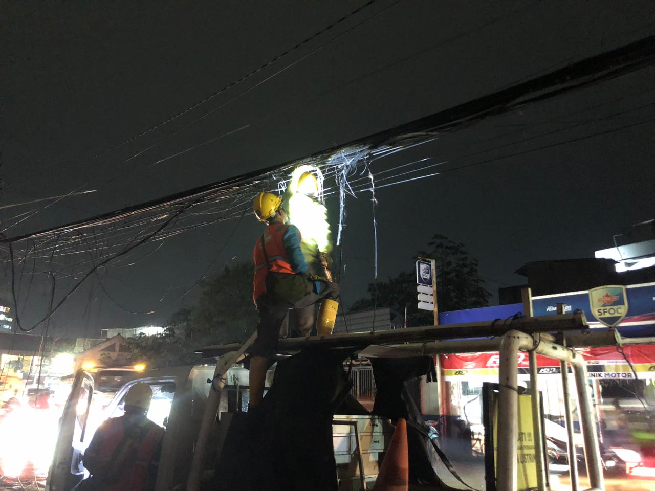 Petugas PLN saat memperbaiki kabel listrik akibat kebakaran kabel WiFi di Kelurahan Pancasan, Kecamatan Bogor Barat, Kota Bogor, Senin 1 Desember 2025 terbakar.