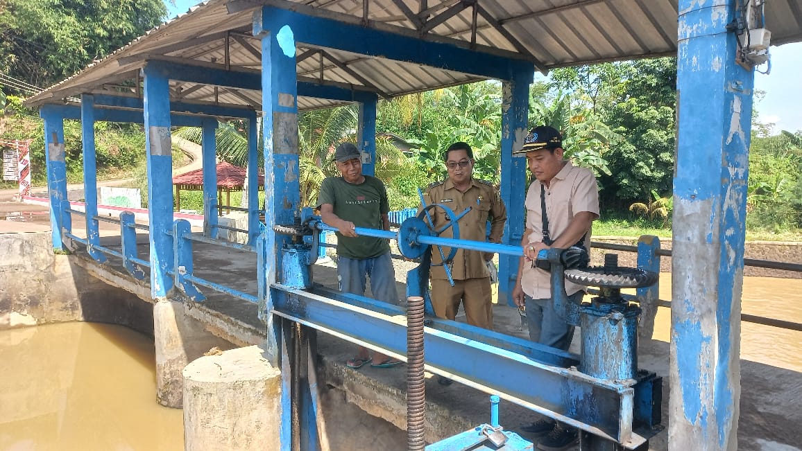 Kepala Desa Cibunar, Sarjono saat meninjau pintu air Kali Cibunar, Kecamatan Parung Panjang, Kabupaten Bogor.