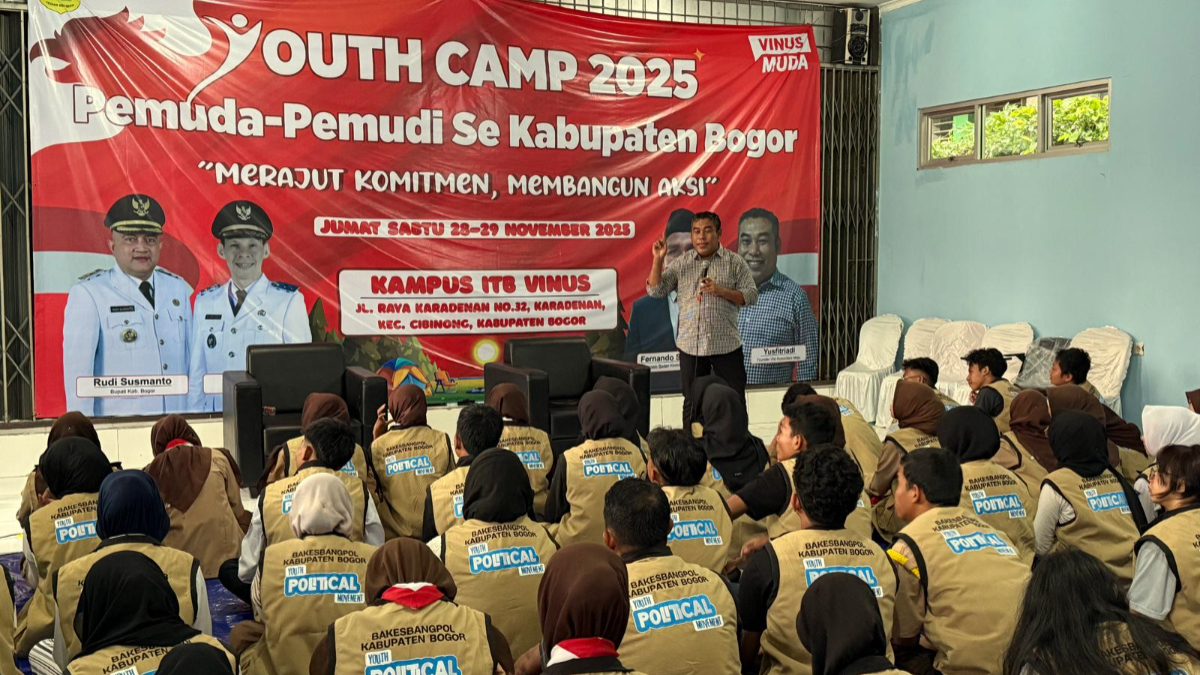 Ketua Yayasan Visi Nusantara Maju, Yusfitriadi saat memberikan arahan di Youth Camp Kabupaten Bogor.